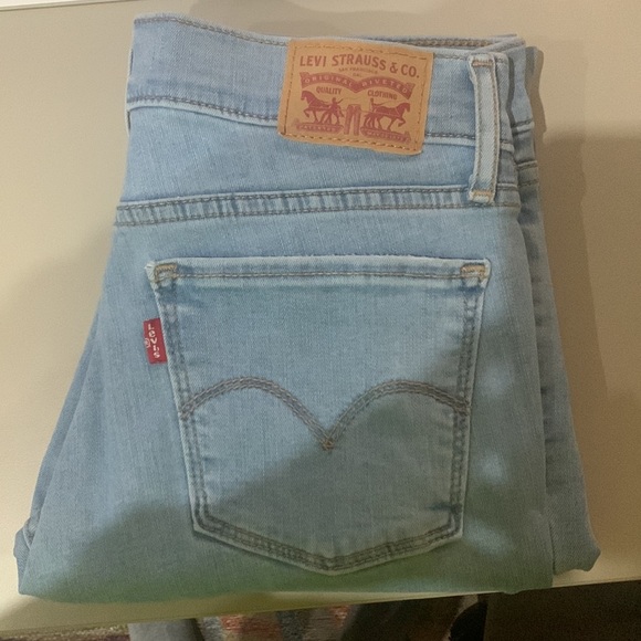 Levi’s 710 super skinny jeans. Distressed and light wash. Size 27 - Picture 4 of 4